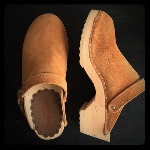 Hanna Andersson brown suede clogs SZ 34